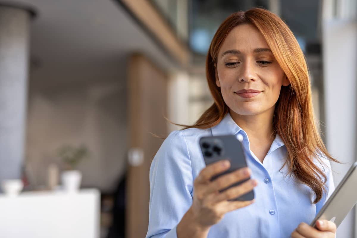 Cliente satisfaite de son forfait mobile